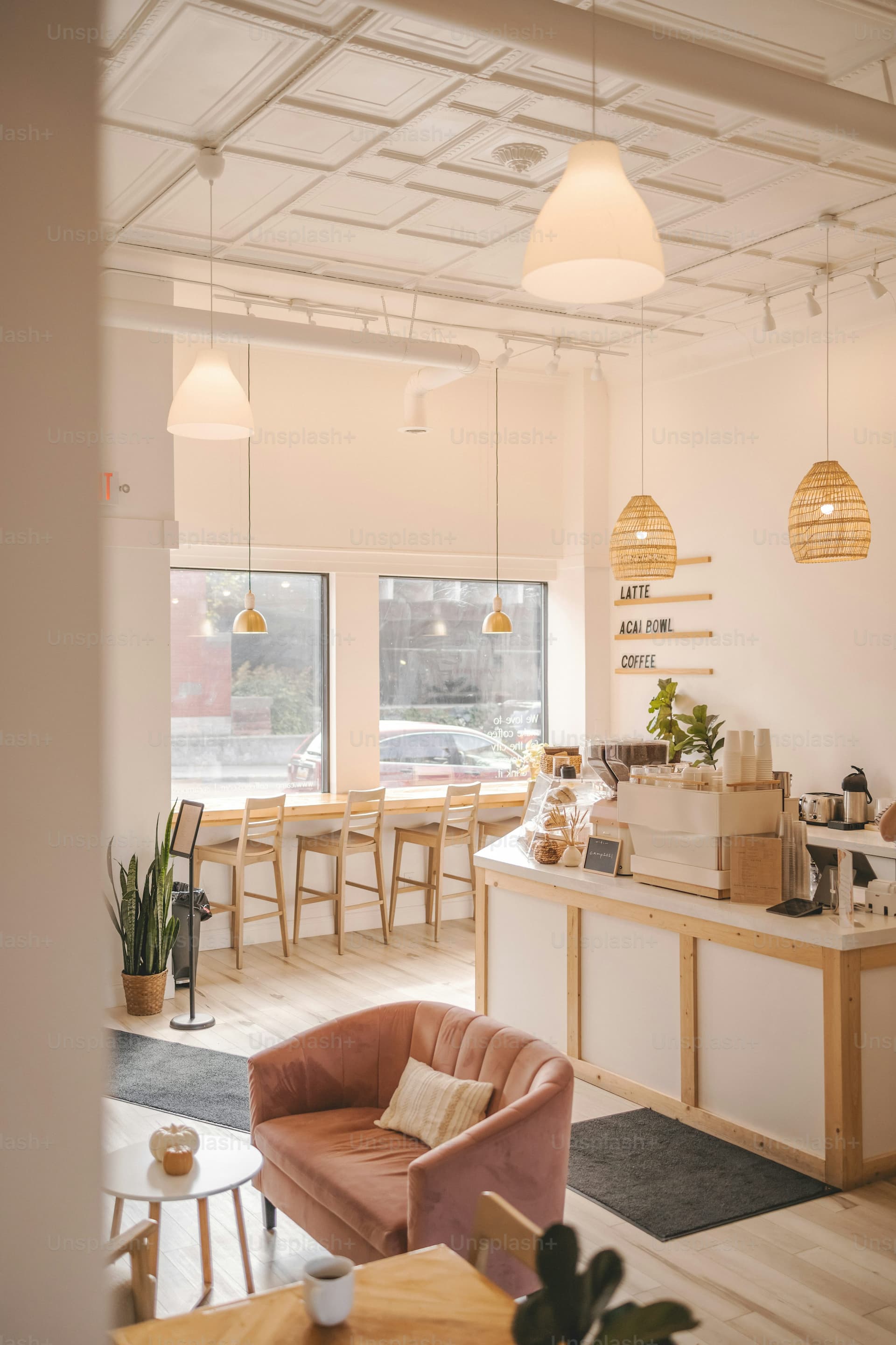 Kigali Coffee Shop iç mekanında baristanın pour-over hazırlaması